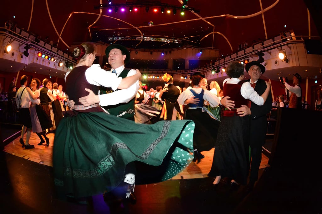 Tanzende Paare beim Oide Wiesn Ball. 