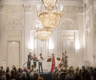 Weihnachtliches Konzert im Max-Joseph-Saal bei Kerzenschein