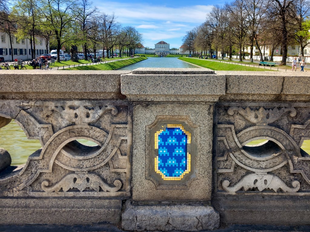 Ludwig-Ferdinand-Brücke mit Street-Art von Invader

© Mosbatho / CC BY 4.0 

