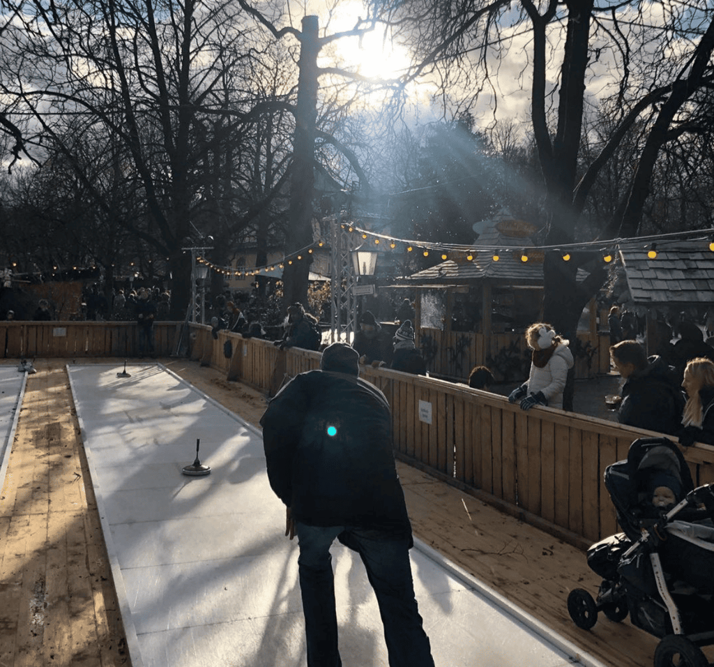 Schlittschuhlaufen München: Weihnachtsmarkt am Chinesischen Turm