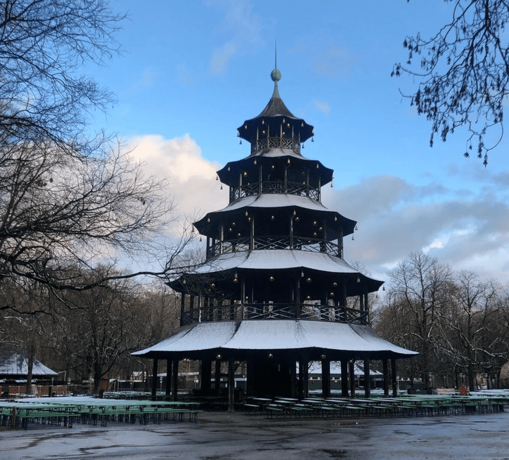 Schlittschuhlaufen München: Weihnachtsmarkt am Chinesischen Turm