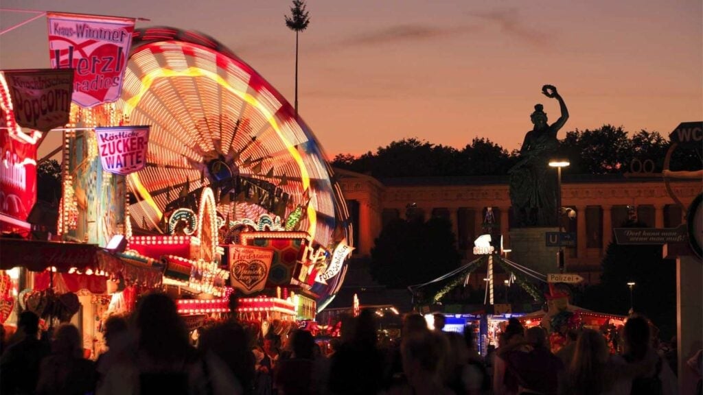 Abendliche Wiesn vor der Bavaria