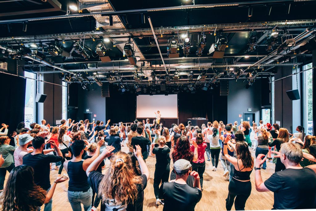 Gasteig HP8 Saal X gemeinsames Tanzen