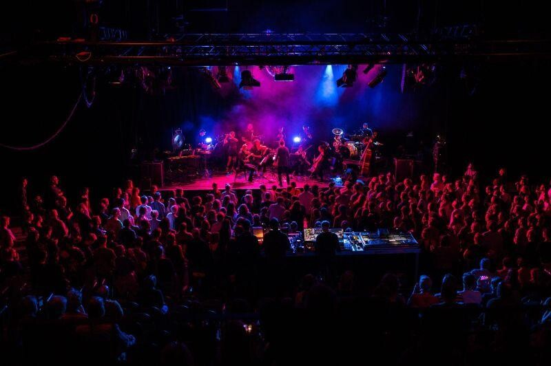 Orchester im Treppenhaus Disco