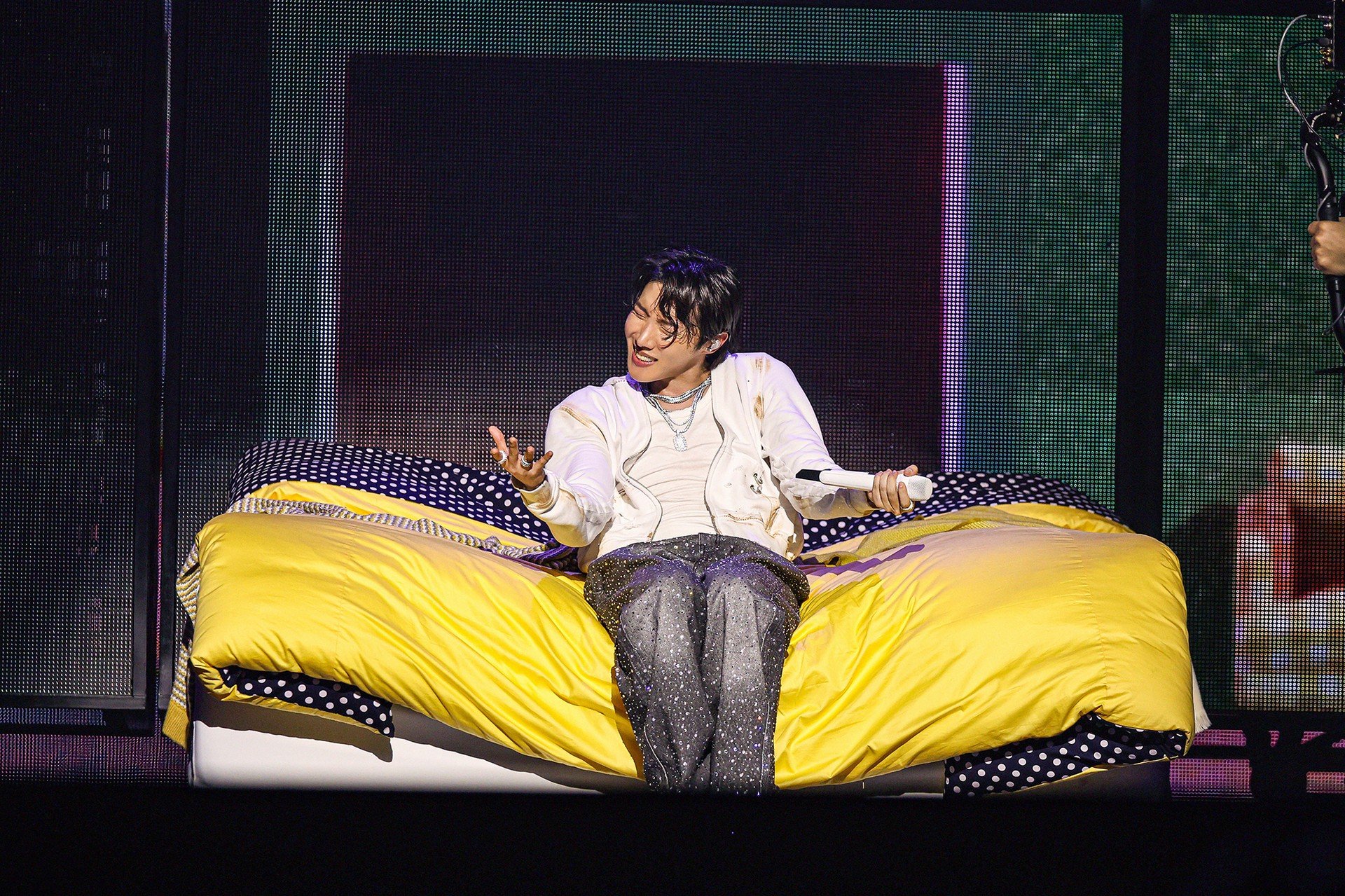0520178-p-307459-print3.jpg - IN München - Das Stadtmagazin Bilder aus j-hope Tour HOPE ON THE STAGE in JAPAN: LIVE VIEWING