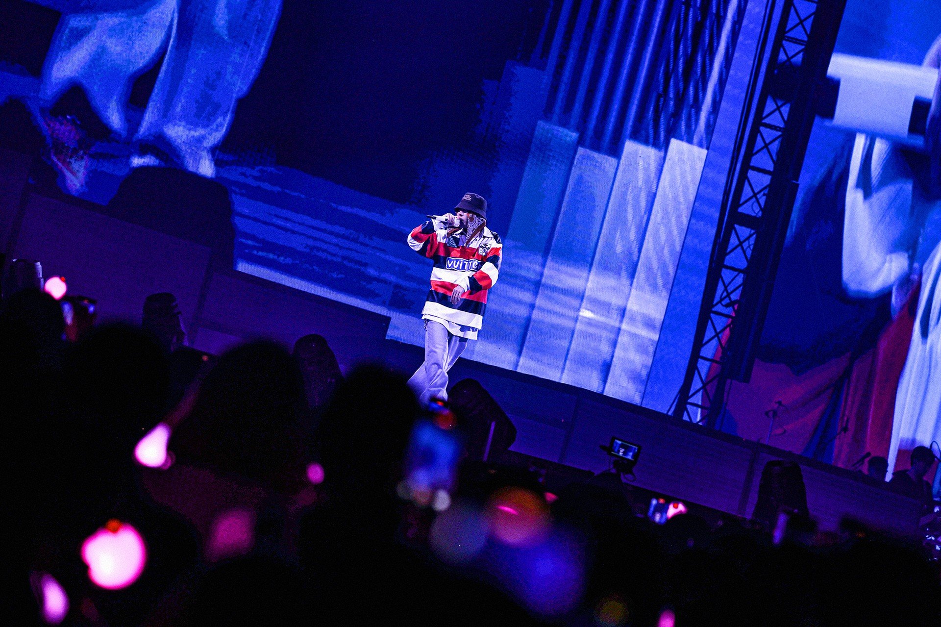 d8fe068-p-307459-print2.jpg - IN München - Das Stadtmagazin Bilder aus j-hope Tour HOPE ON THE STAGE in JAPAN: LIVE VIEWING