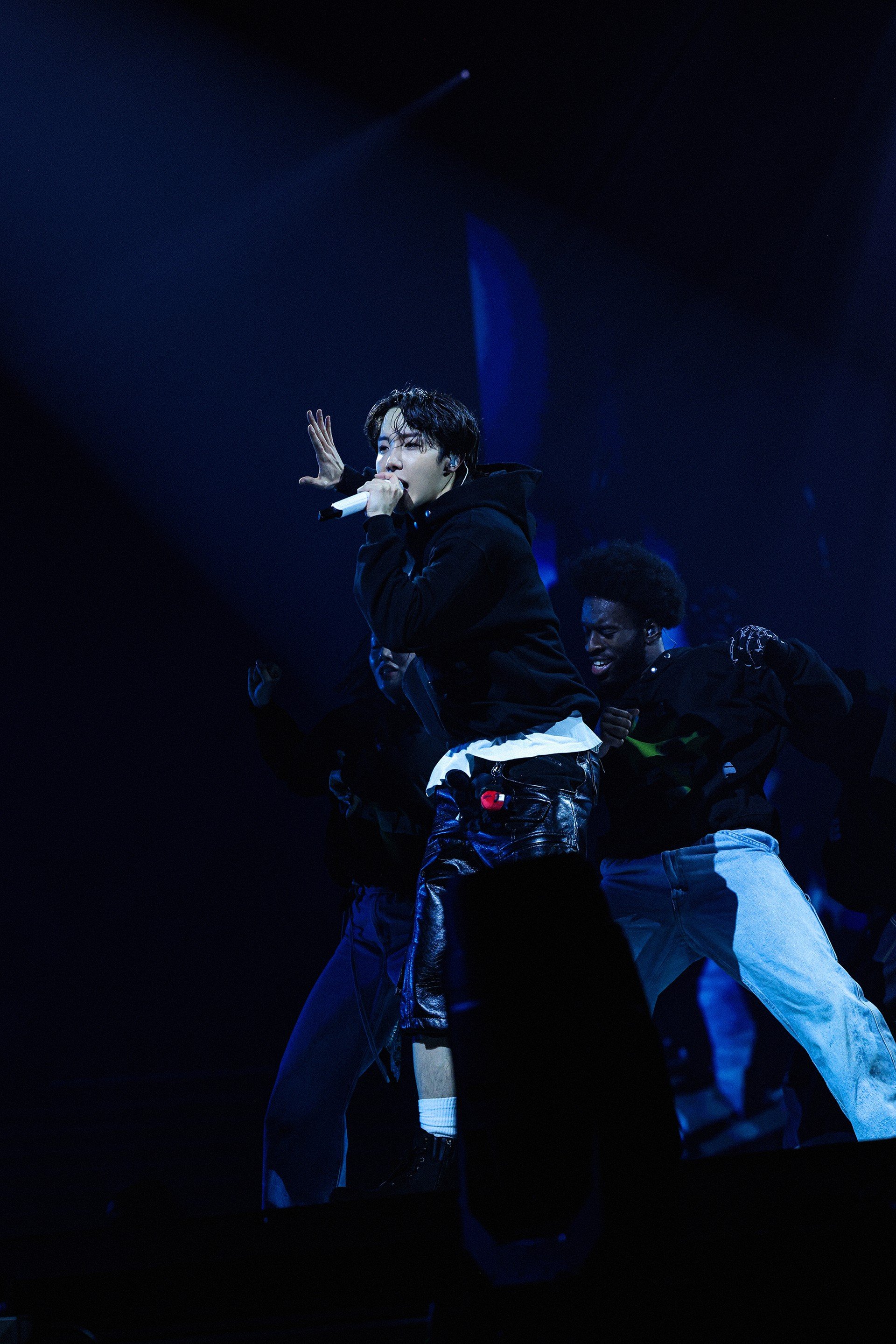 edf2993-p-307459-print4.jpg - IN München - Das Stadtmagazin Bilder aus j-hope Tour HOPE ON THE STAGE in JAPAN: LIVE VIEWING