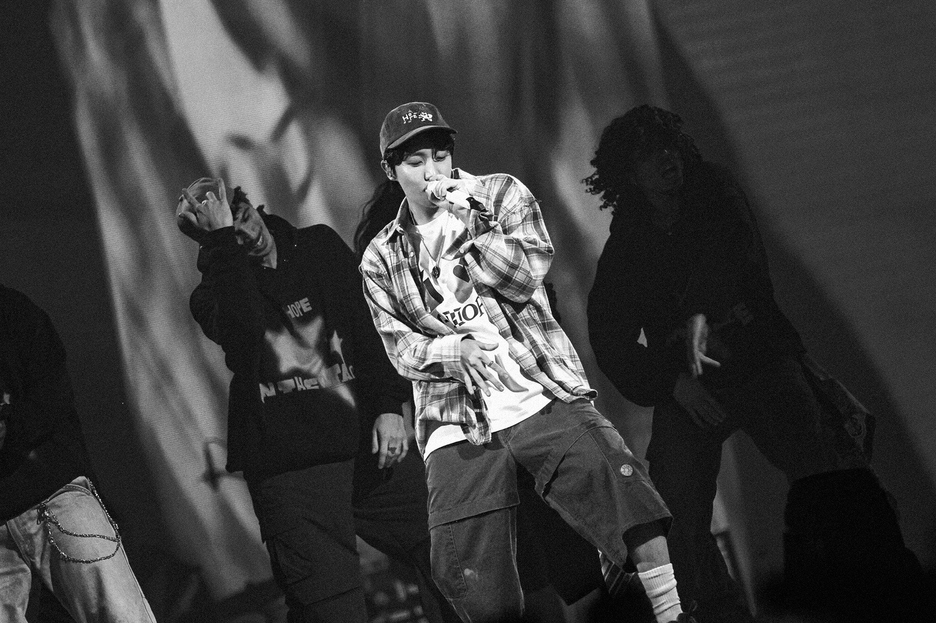 fdd8272-p-307459-print5.jpg - IN München - Das Stadtmagazin Bilder aus j-hope Tour HOPE ON THE STAGE in JAPAN: LIVE VIEWING
