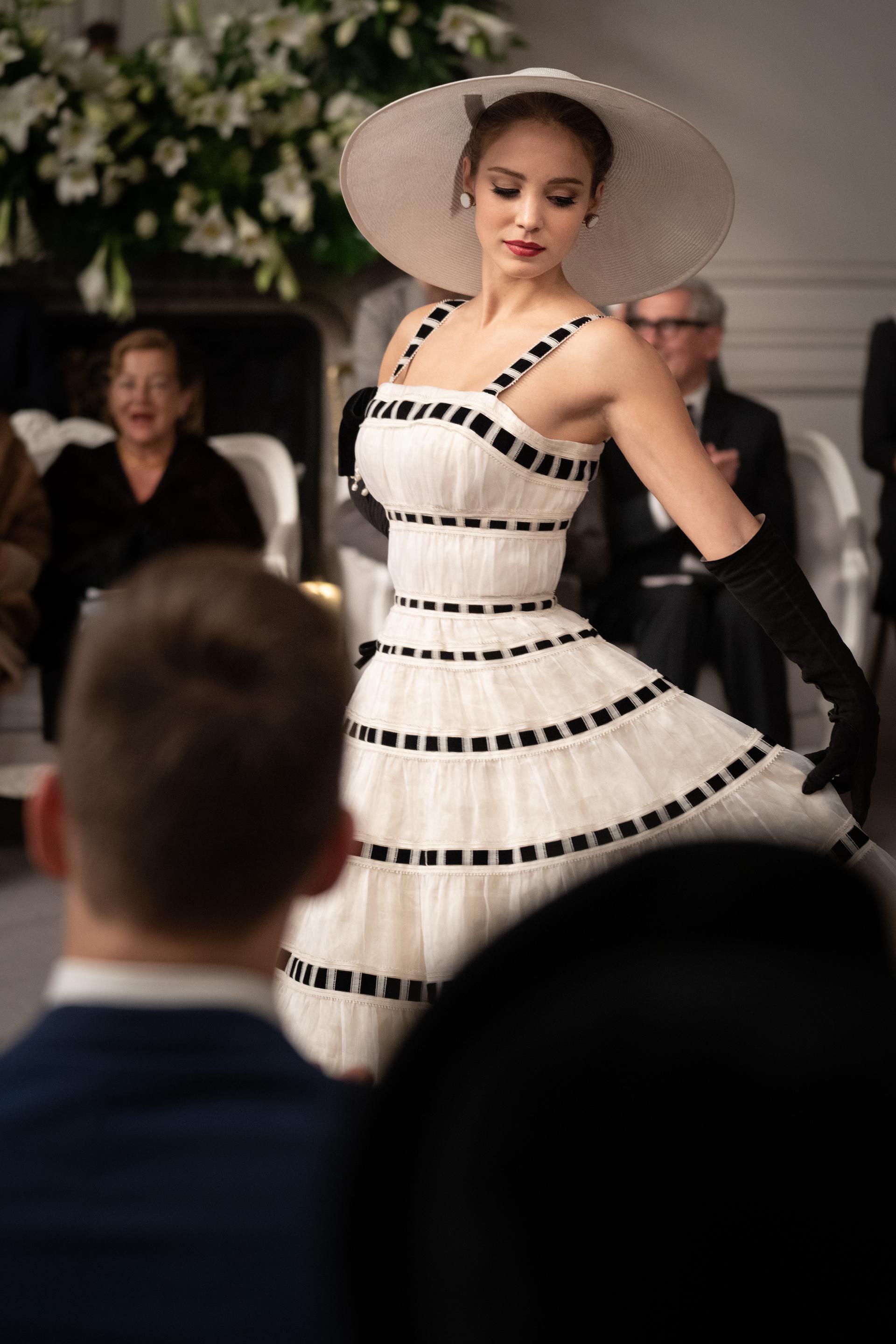 Bilder aus Mrs. Harris und ein Kleid von Dior