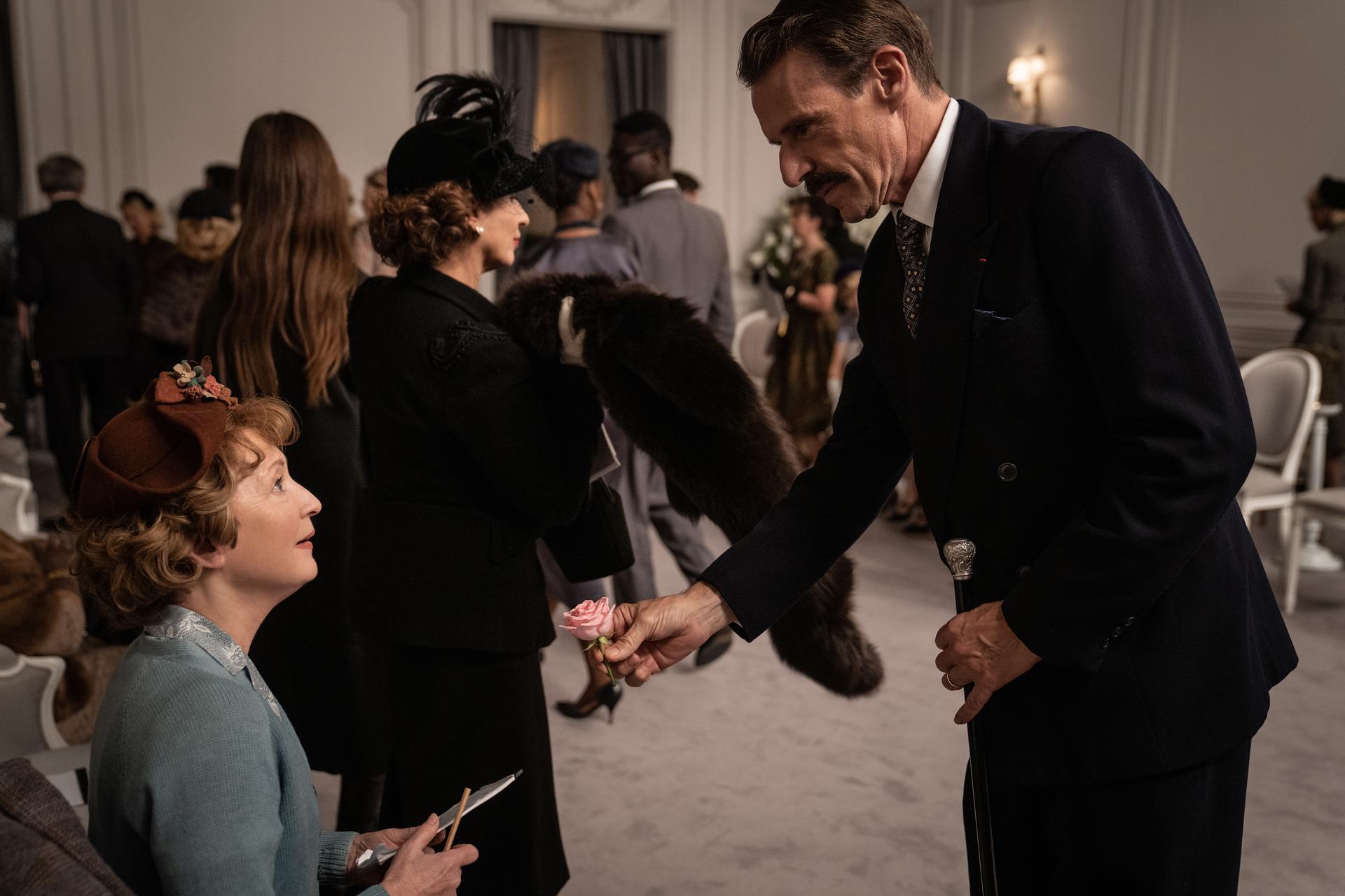 Bilder aus Mrs. Harris und ein Kleid von Dior
