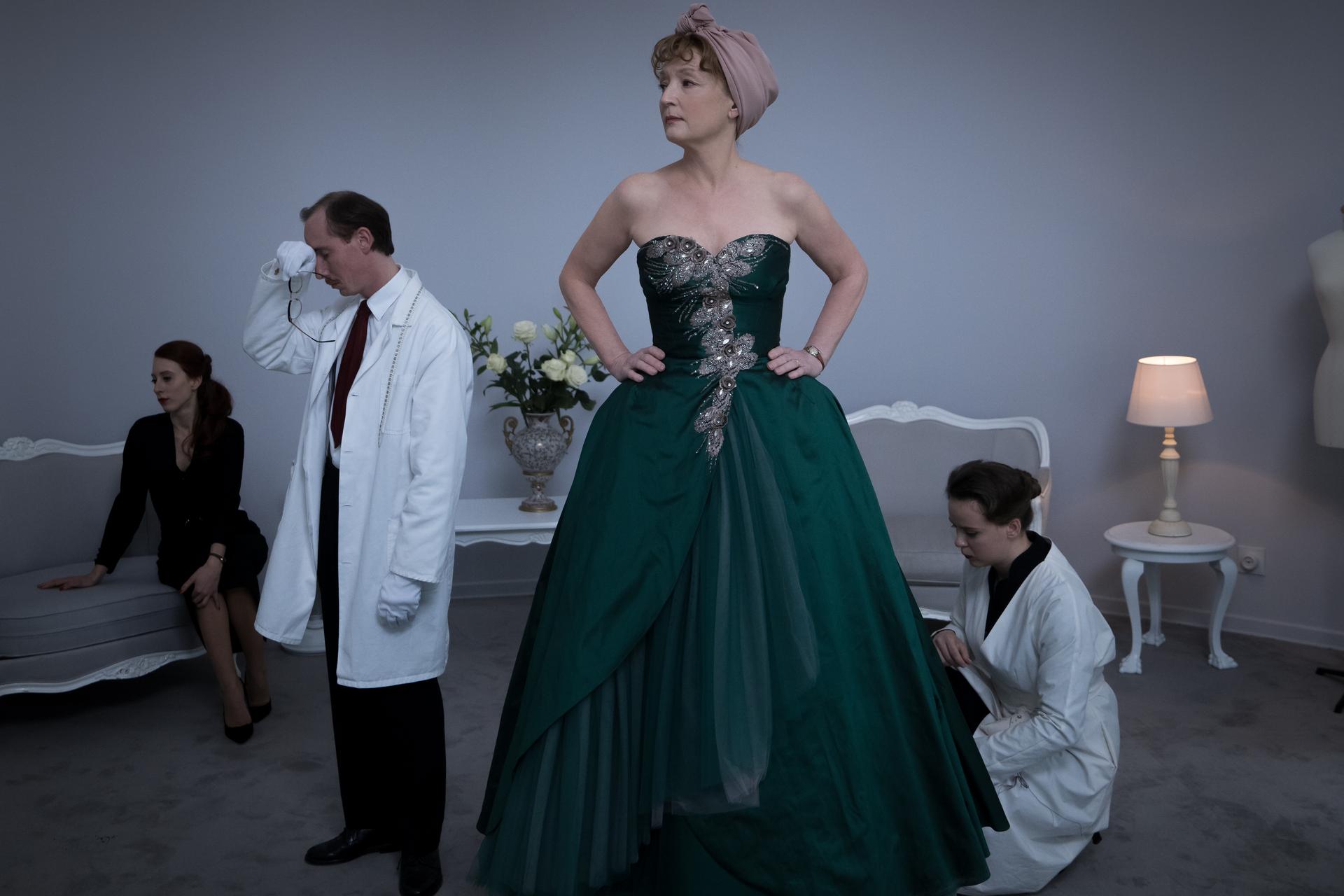 Bilder aus Mrs. Harris und ein Kleid von Dior