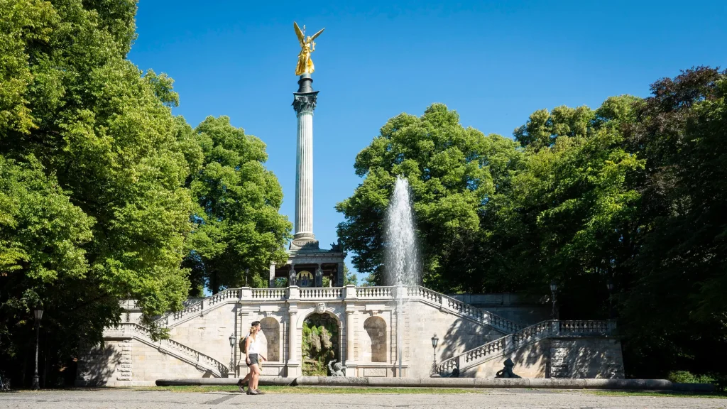 Friedensengel mit Säule und Tempel