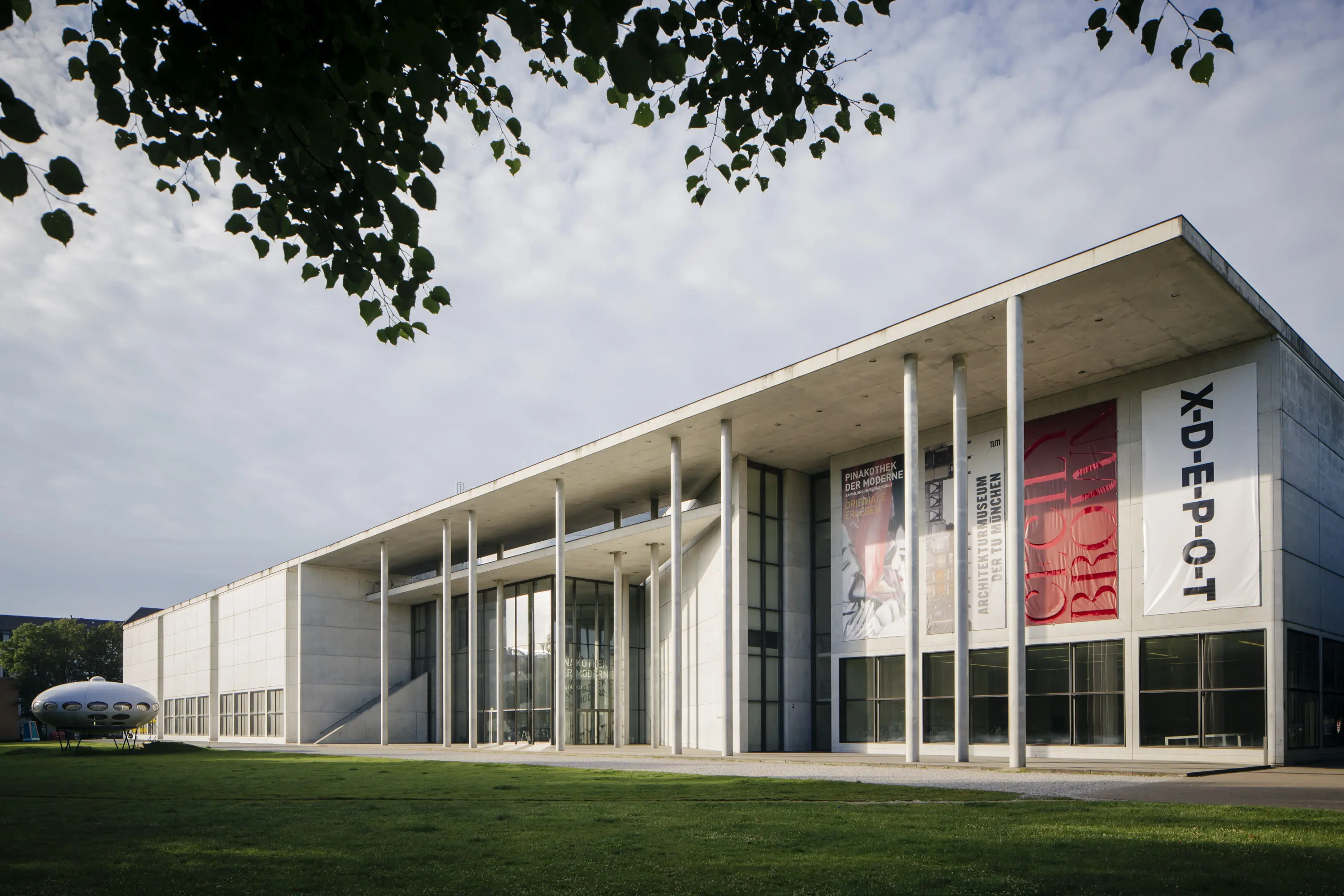 Außenansicht der Pinakothek der Moderne Foto: © myrzikundjarisch