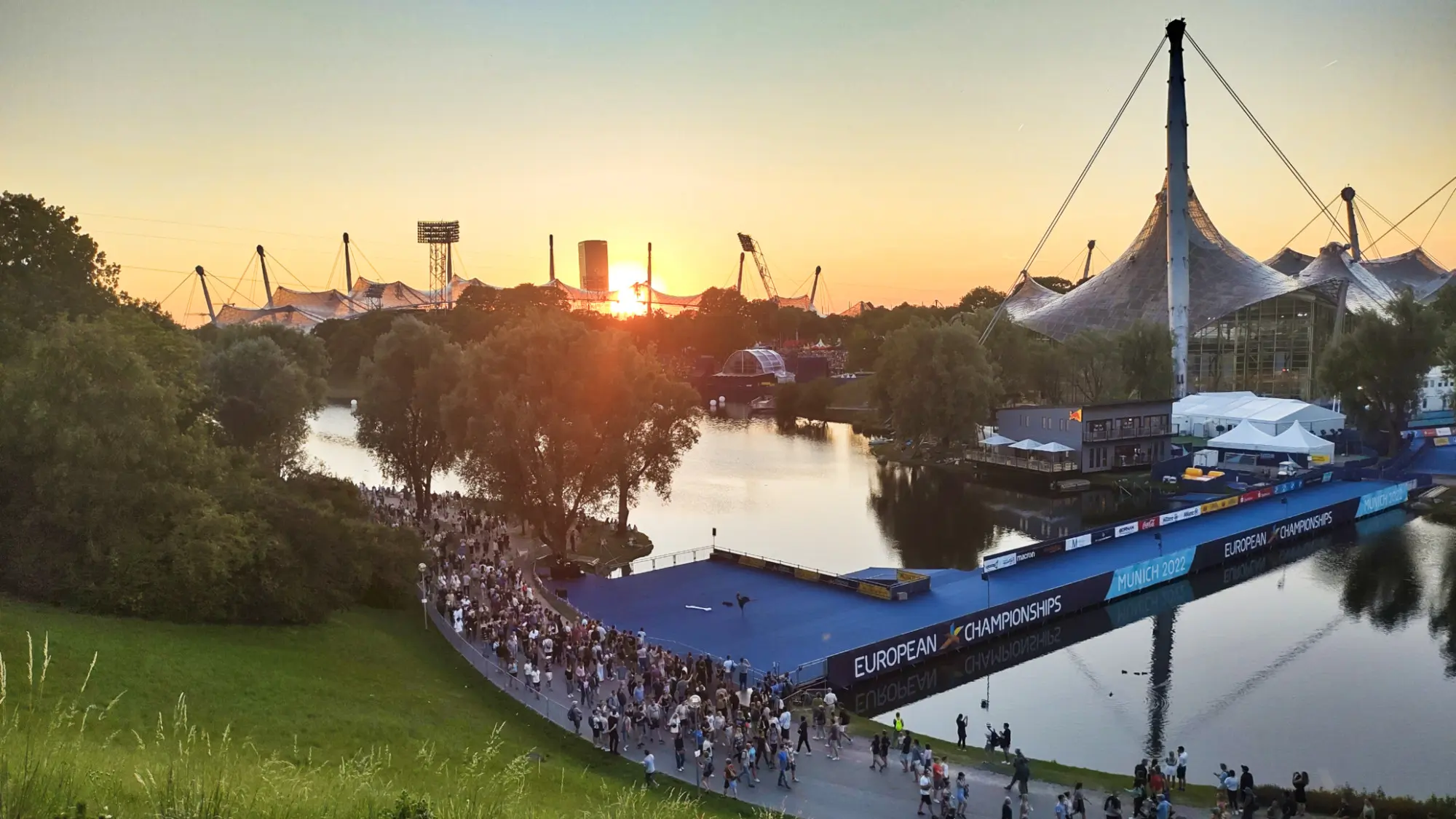 Sonnenuntergang am Olympiaberg mit Blick aufs Olympiastadion