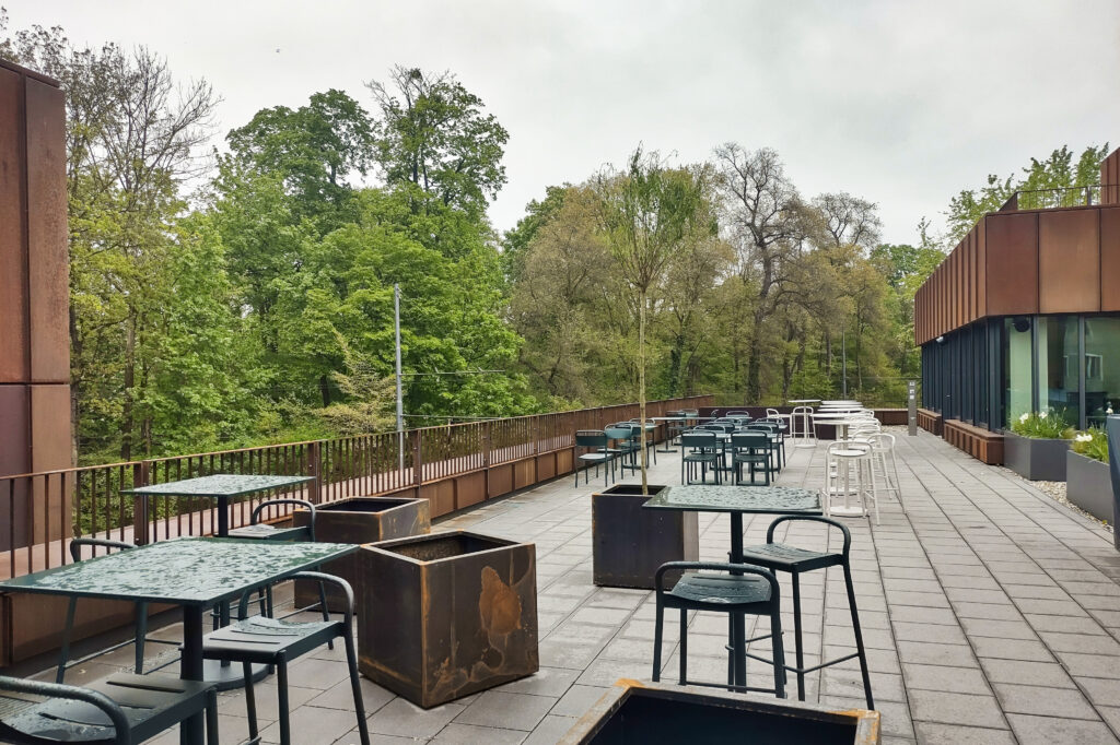 Die SOLÂ-Dachterrasse mit Ausblick auf den Englischen Garten