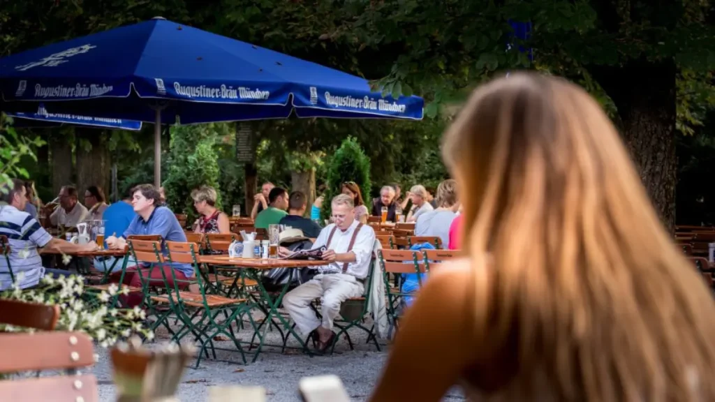 Der Biergarten vom Wirtshaus am Bavariapark